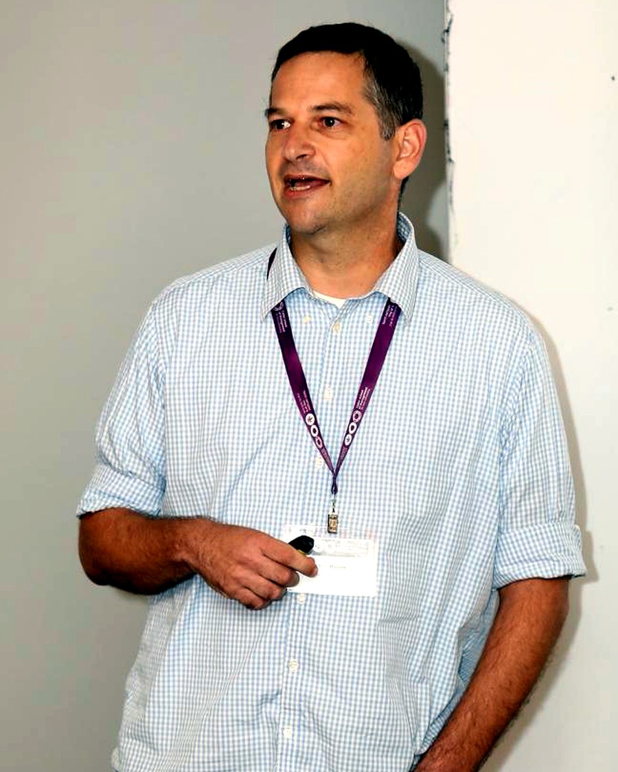 Raanan Keren delivering a lecture